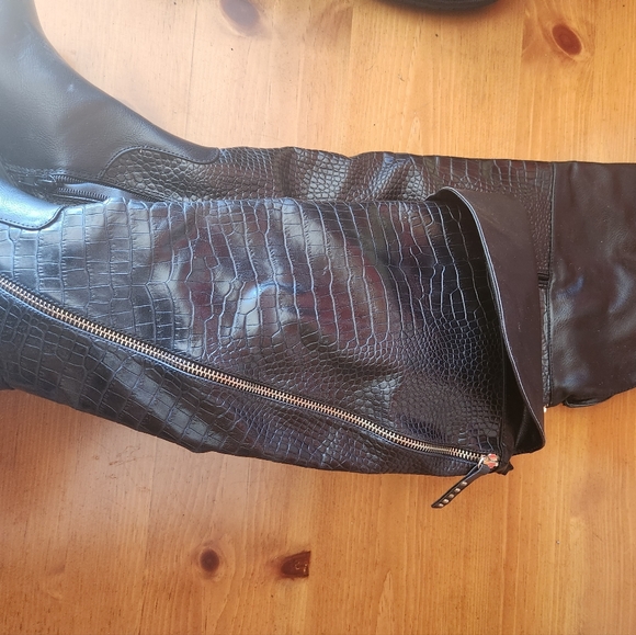 Black boots - Picture 3 of 3